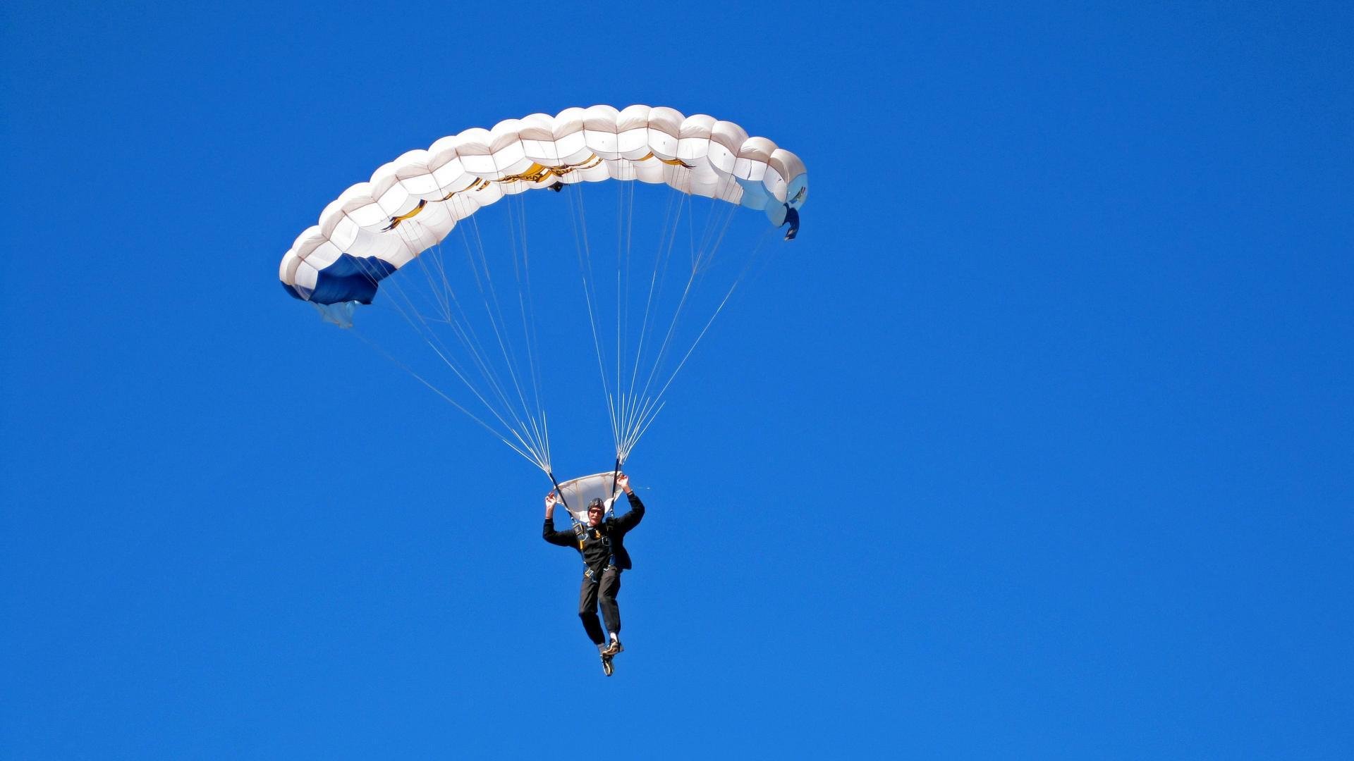 铁人三项“接力版”赛 四人分段完成吸引更多参与者